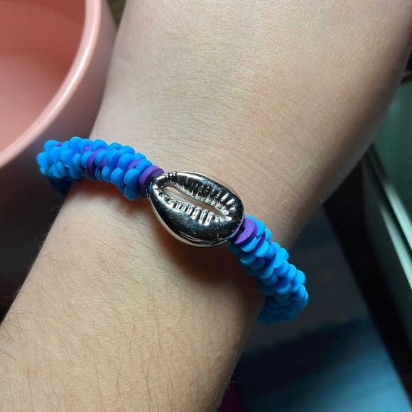 Dark purple and blue flower bracelet with silver shell - Picture 1 of 1